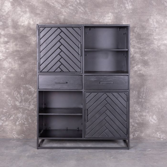 Wandkast van 115 cm met zwart metalen handgrepen en frame. 