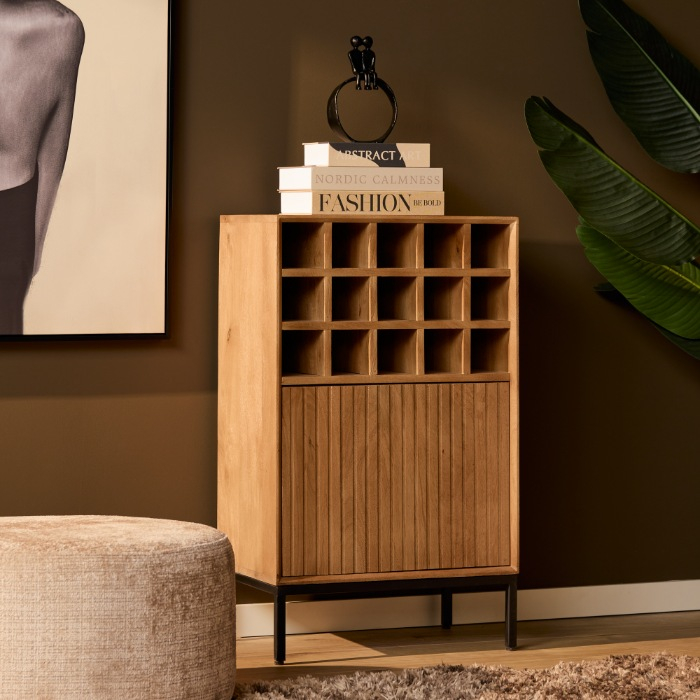 Wijnkast Madison naturel mangohout 55 cm in sfeervol interieur