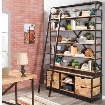 Industriële boekenkast met ladder van mangohout gecombineerd met staal. Boekenkast bevat vier lades, twee kleine open vakken en vijf planken. 