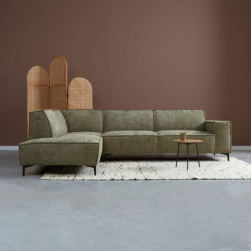 Hoekbank River in het groen met ottoman links. 