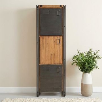 Industriële kast met drie deuren.