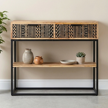 Sidetable gemaakt van mangohout en zwart staal.