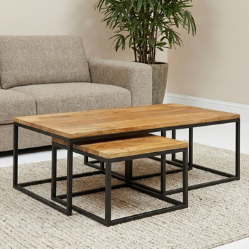 Salontafel set van drie mangohout. 2 tafels van 50*50 cm en 1 tafel van 120*60 cm.