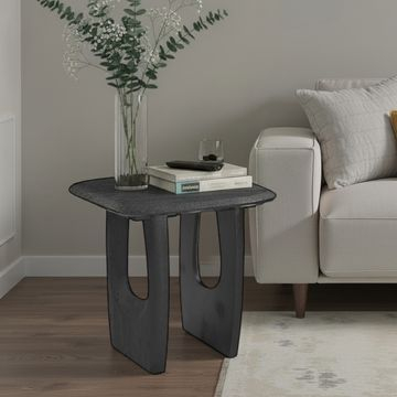 Sfeerafbeelding bijzettafeltje zwart organisch. 