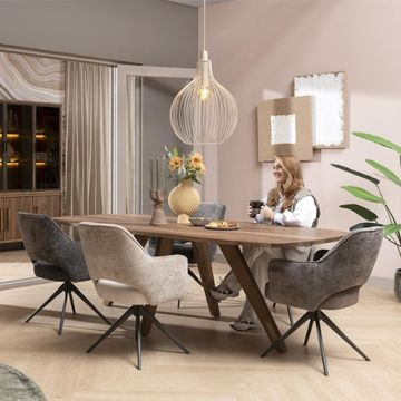 Sfeerafbeelding van de eetkamerstoel Brad in drie kleuren.