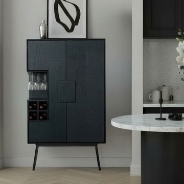 Sfeerafbeelding van de luxe zwarte kast. 