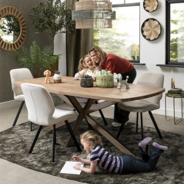 Sfeerbeeld met de eetkamerstoelen Semmi. 