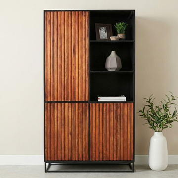 Wandkast bruin met zwart.