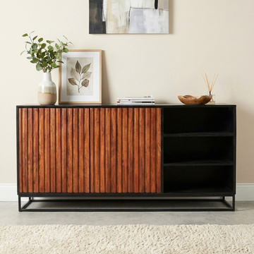 Zwart dressoir van mangohout met bruine deuren.