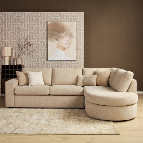 Hoekbank beige met 2,5-zits en divan rechts in sfeervolle woonkamer Hoekbank beige met 2,5-zits en divan rechts in sfeervolle woonkamer