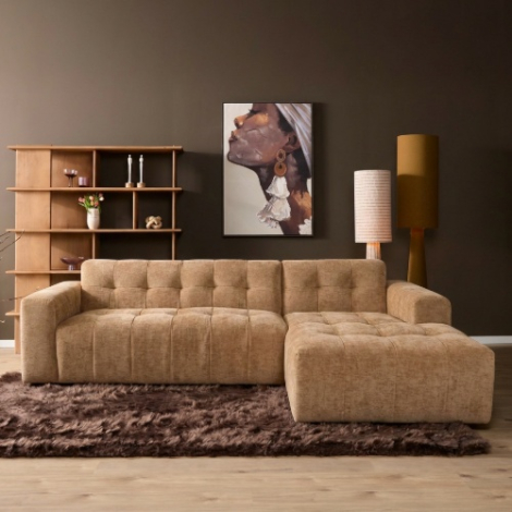 Hoekbank camel met 2,5-zits links en loungedeel rechts in sfeervolle woonkamer