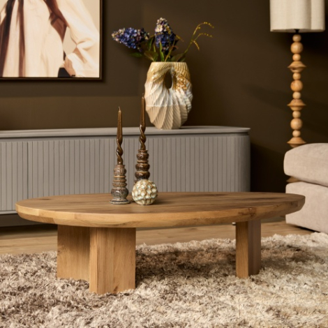 Salontafel Zillah driehoekig naturel eikenhout 130 cm in sfeervolle woonkamer