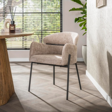 Armstoel Bruni beige stof met stalen frame - sfeerfoto