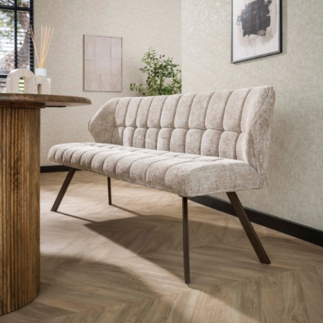 Beige eetkamerbank Arno chenille met bruin onderstel - sfeerfoto