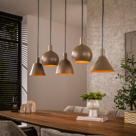 Beige hanglamp eettafel met 5 metalen kappen Corin - sfeerfoto