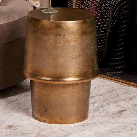 Ronde gouden bijzettafel Glamor 30 cm naast een fluwelen fauteuil