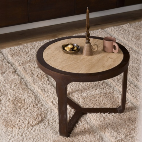 Ronde bijzettafel Morris van travertin op mangohouten voet, 60 cm, in de woonkamer
