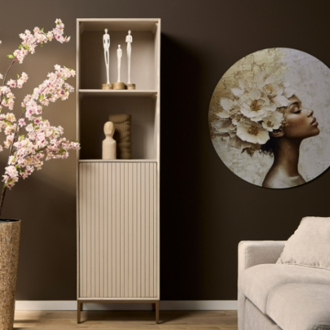 Boekenkast Madison zand mangohout 55 cm sfeerbeeld in woonkamer