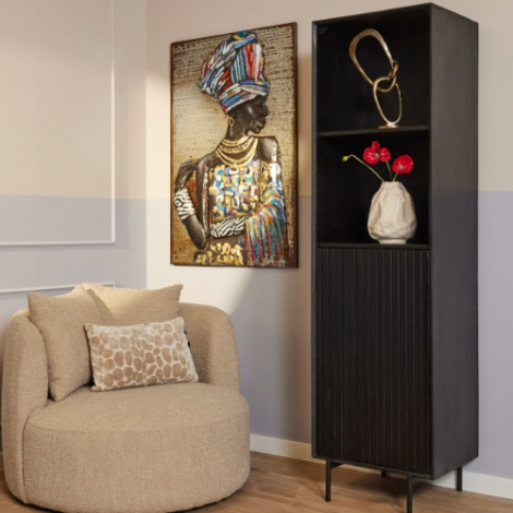 Zwarte boekenkast Madison 55 cm van mangohout met ribbeldeur in de woonkamer