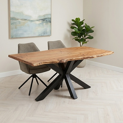 Boomstam eettafel van 160 cm met natuurlijke boomstamrand en zwarte spinpoot in een lichte eetkamer