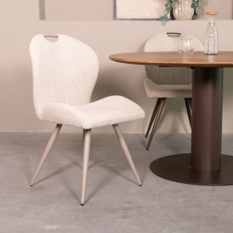 Eetkamerstoel Siem crème bouclé met handvat, taupe poten