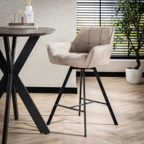 Draaibare bouclé barkruk met rugleuning Arno beige - sfeerfoto
