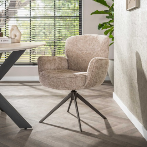 Draaibare eetkamerstoel met verende rug Zina beige, bruin onderstel - sfeerfoto