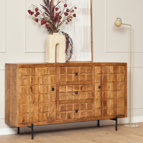 Dressoir Brandy van mangohout 160 cm met blokmotief in een lichte hal