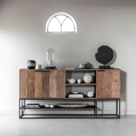 Cosmo No.1 large dressoir van teakhout 205 cm met zwart metalen frame in een woonkamer