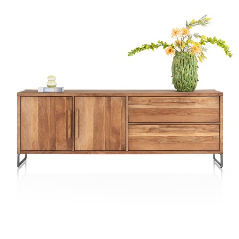 Dressoir Everest 220 cm in mangohout met twee deuren, twee laden en metalen sledepoten, vooraanzicht met vaas en bloemen