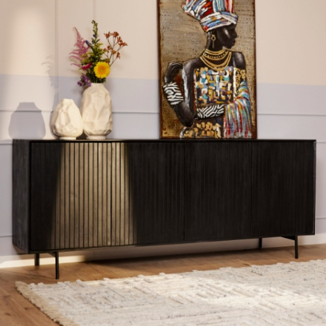 Zwart dressoir Madison 210 cm van mangohout met ribbelfront in de woonkamer