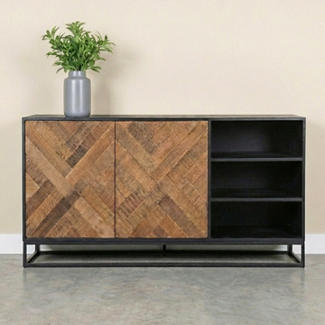 Mangohout dressoir met visgraat patroon op de deuren.