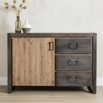 klein industrieel dressoir.