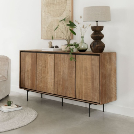 Metropole dressoir van teakhout 180 cm met vier deuren in een lichte woonkamer