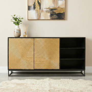 Dressoir zwart met gouden deuren en drie open vakken.