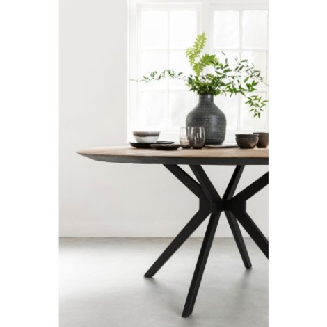 Eettafel van teakhout 130 cm.