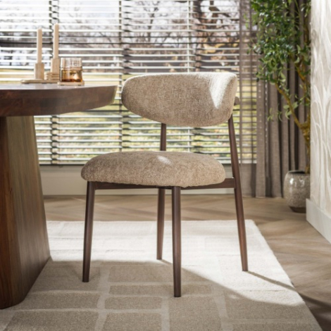 Eetkamerstoel Ciro beige stof met pocketvering - sfeerfoto