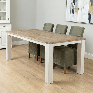 Eettafel landelijk van eikenhout.