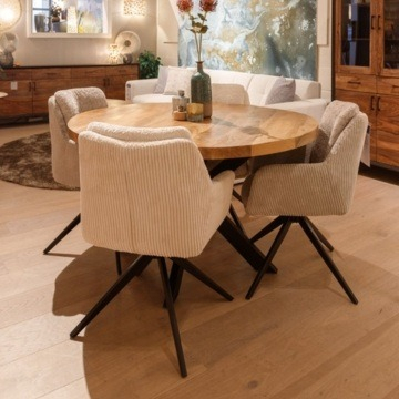 Sfeerafbeelding ronde eettafel van mangohout 130 cm met stoelen. 