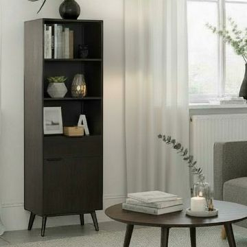 Sfeerafbeelding van de eiken boekenkast zwart.