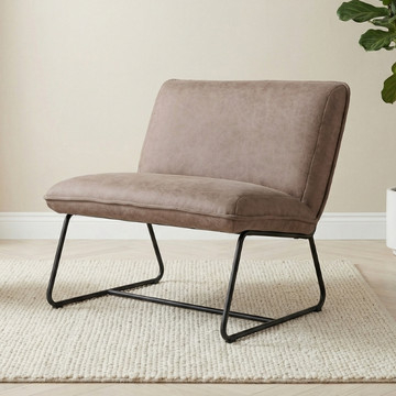 Comfortabele taupe fauteuil met slanke zwarte stalen poten.