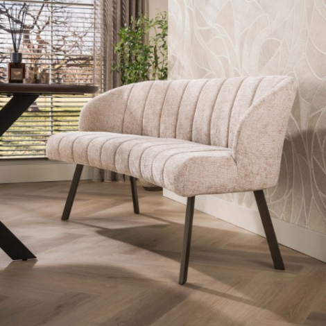 Gebogen eetkamerbank Tiko beige chenille met bruin onderstel - sfeerfoto