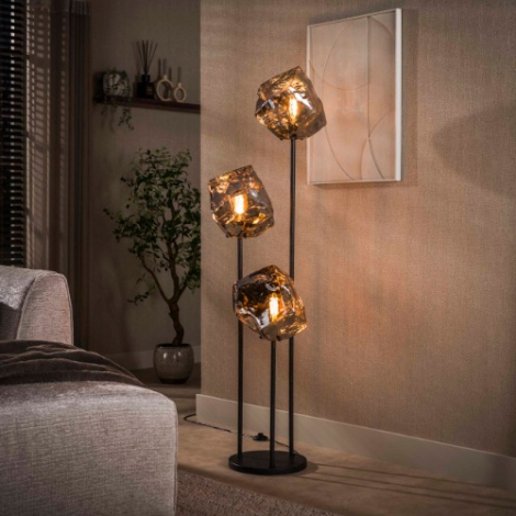 Getrapte vloerlamp met 3 chroomkleurige glazen kappen Hanna - sfeerfoto