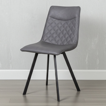 Grijze eetkamerstoel met onderstel van zwart staal.