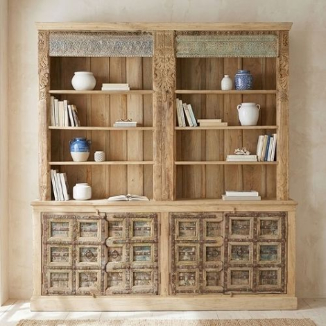 Grote wandkast voor de woonkamer. 4 deuren met open vakken voor boeken. Indiase boekenkast
