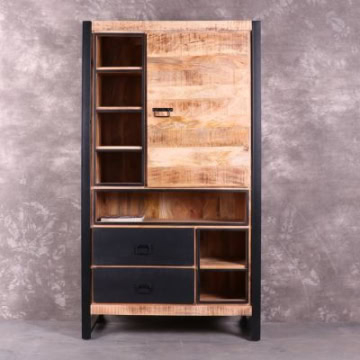 Hoge kast gemaakt van massief mangohout in combinatie met zwart staal.
