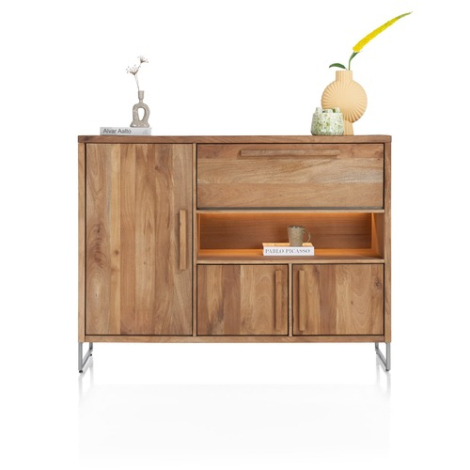 Hoog dressoir Everest 160 cm in mangohout met klep, verlichte nis en drie deuren op metalen sledepoten, vooraanzicht