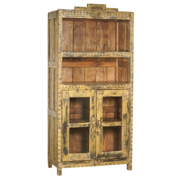 Indiase kast geel met glazen deuren.