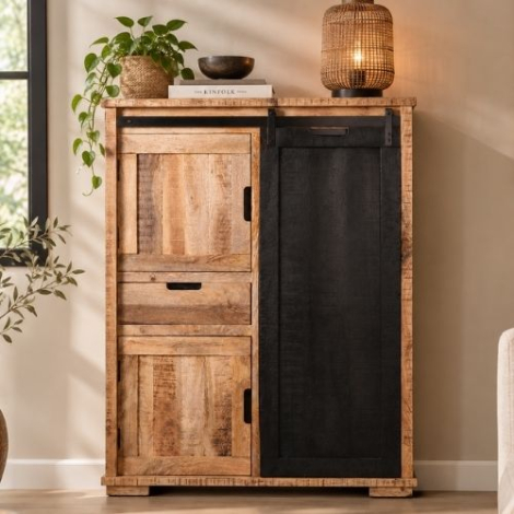 Kast mangohout met zwarte schuifdeur.