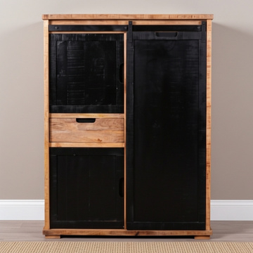 Schuifdeurkast gemaakt van mangohout met zwarte deuren.